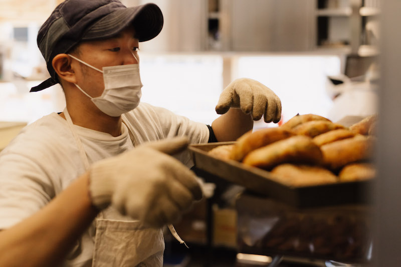 Food Hub Project パン製造責任者の笹川大輔。彼は今回の取り組みを、パン屋の働き方改革だとも話している。